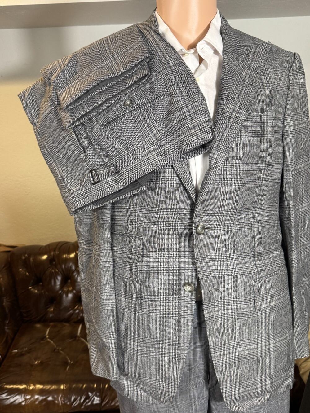 Tom Ford Suit Prince of Wales 2Pc Peak Lapel Flannel Gray Suit 48R 32x29 EUC